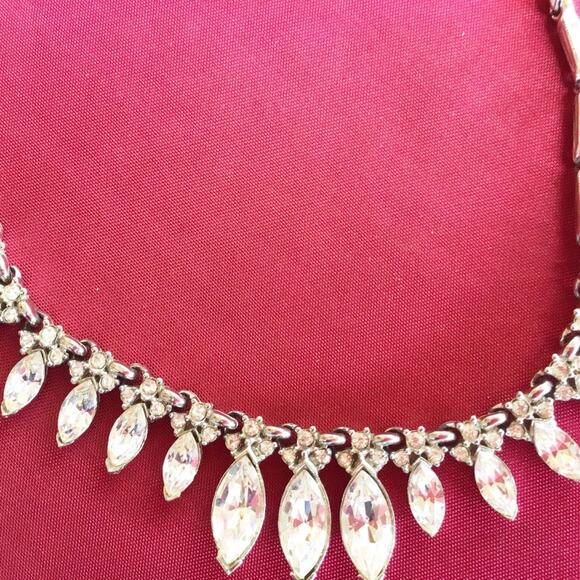 BEAUTIFUL NECKLACE WITH CRYSTALS ALL AROUND - Picture 2 of 8